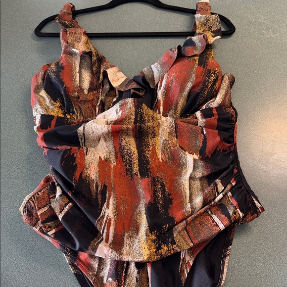 Abstract Print Ruffled Women's Swimsuit - Picture 3 of 4